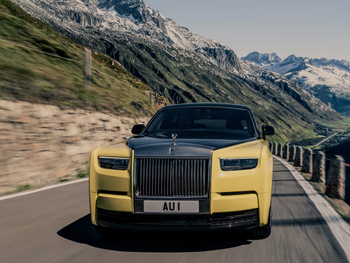 Rolls-Royce_Reveals_One-Off_Goldfinger-30.jpg 32