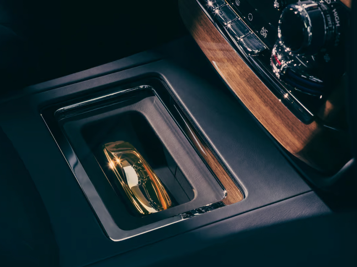 Rolls-Royce_Reveals_One-Off_Goldfinger-4.jpg 6