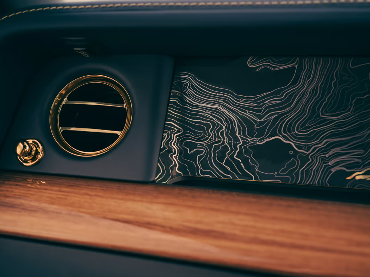 Rolls-Royce_Reveals_One-Off_Goldfinger-8.jpg 10