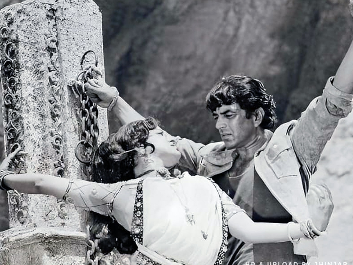 Sholay_20movie_20rare_20pics1_20_286_29.jpg 7