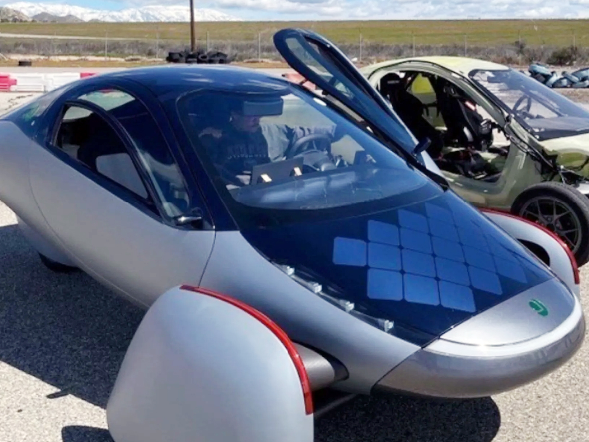 Aptera_20solar-powered_20car11.jpg 12