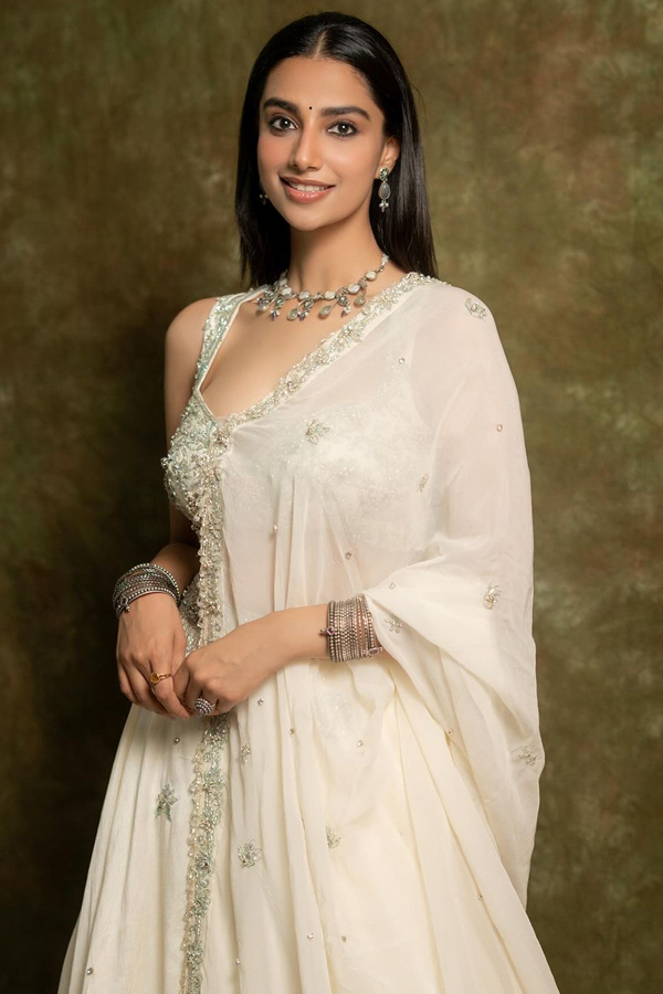 Meenaakshi-Chaudhary-9.jpg 11