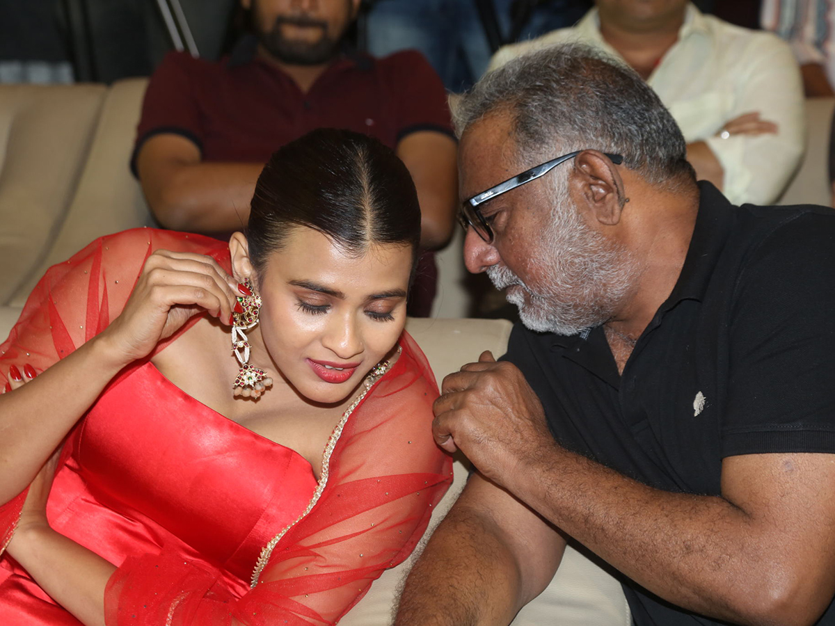 Dhoom_20Dhaam_20Pre_20Release_20Event_20Photos__20_2812_29.jpg 13