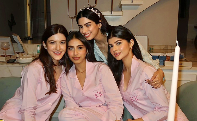 Khushi_20Kapoor_20shares_20glimpse_20from_20her_20pyjama_20themed_20birthday_20party_20Celebrations_20Photos_20_285_29.jpg 5
