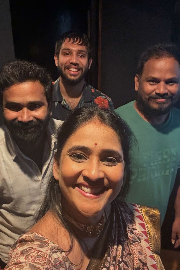 Lucky-Baskar_Gayatri-Bhargavi-11.jpg 12