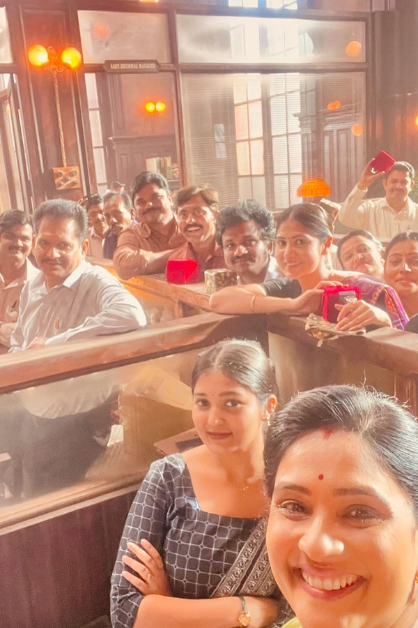 Lucky-Baskar_Gayatri-Bhargavi-12.jpg 13