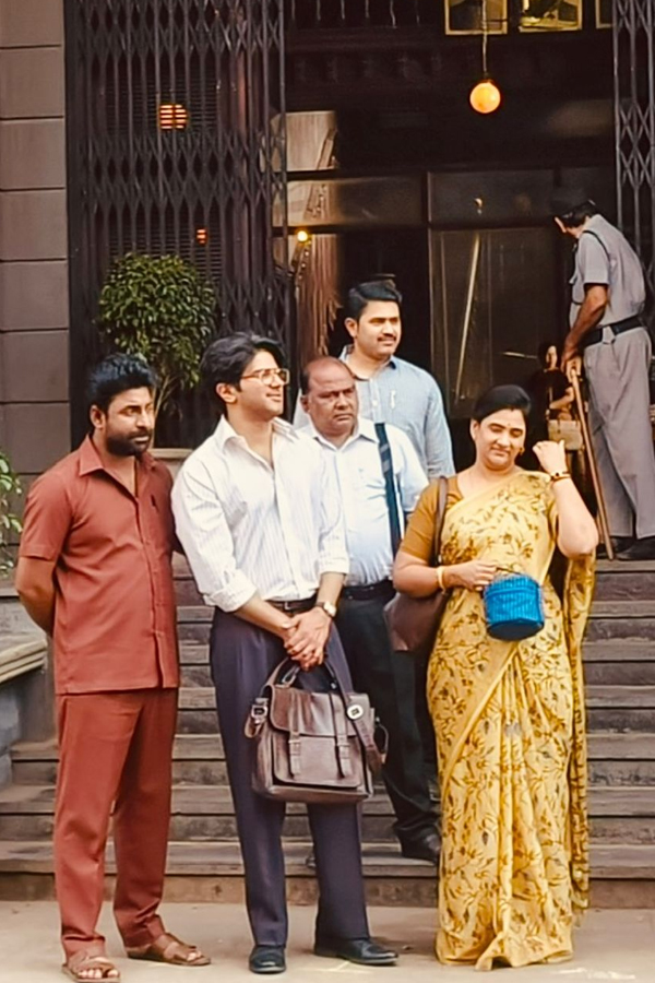 Lucky-Baskar_Gayatri-Bhargavi-14.jpg 15