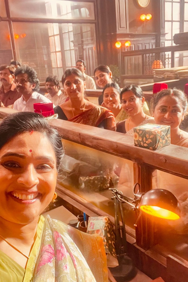 Lucky-Baskar_Gayatri-Bhargavi-17.jpg 18