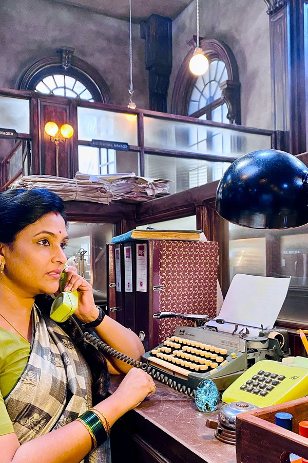 Lucky-Baskar_Gayatri-Bhargavi-18.jpg 19