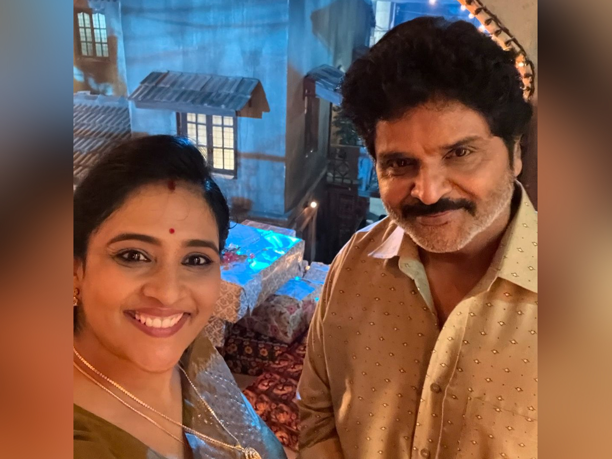Lucky-Baskar_Gayatri-Bhargavi-3.jpg 4