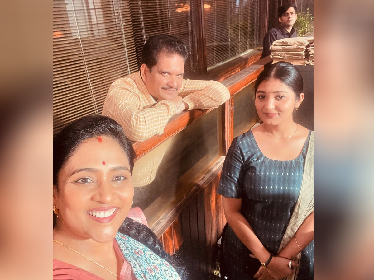 Lucky-Baskar_Gayatri-Bhargavi-5.jpg 6