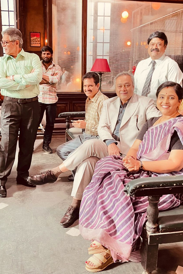 Lucky-Baskar_Gayatri-Bhargavi-7.jpg 8