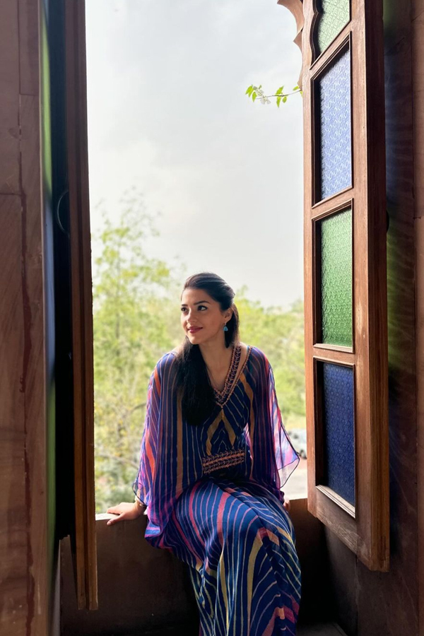 Mehreen-Pirzada-12.jpg 13