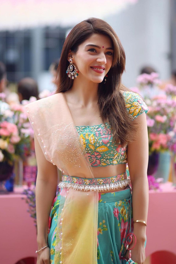 Mehreen-Pirzada-20.jpg 21