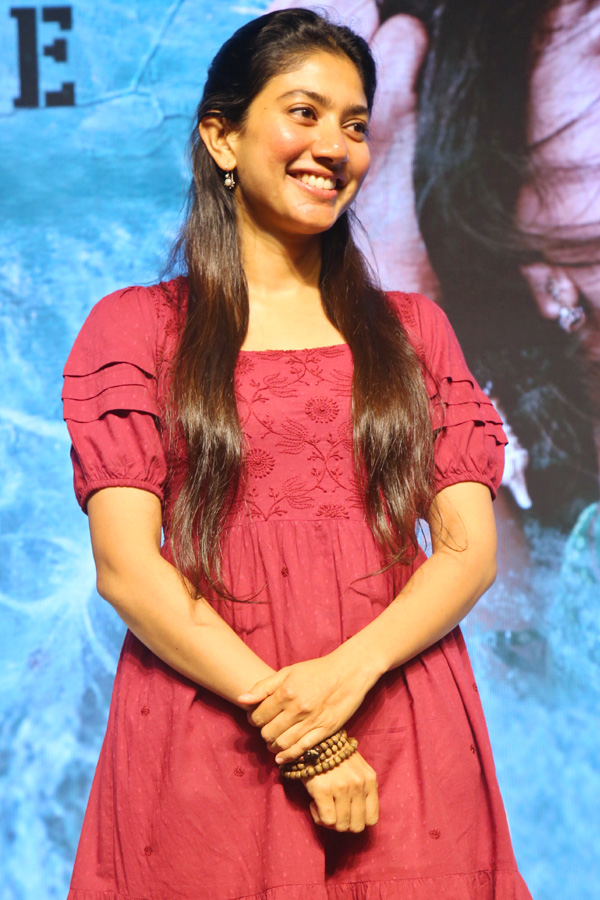 Sai_20Pallavi_20Speech_20At_20Thandel_20Press_20Meet_20Photos_20_2810_29.jpg 12