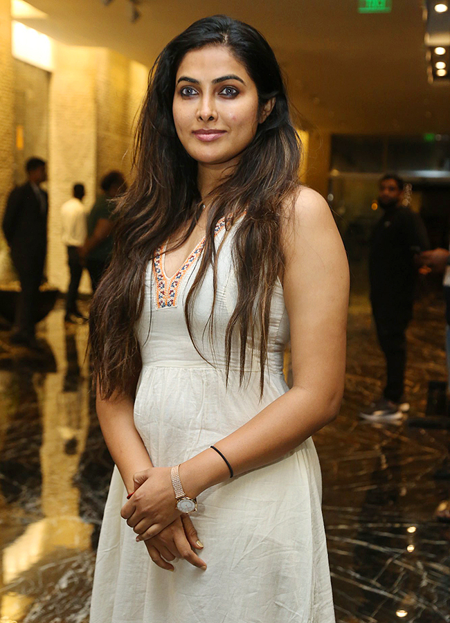 Actress_20Divi_20Vadthya_20in_20Kanguva_20Movie_20Pre_20Release_20Event__20_282_29.jpg 3