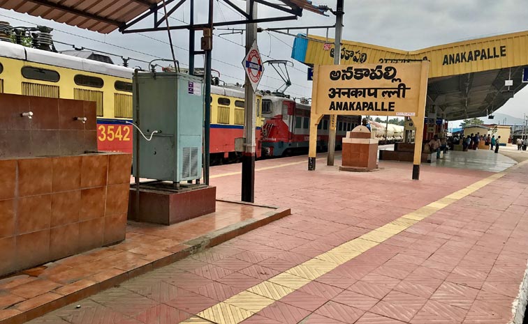 Man-Falls-From-Train-In-Ana.jpg