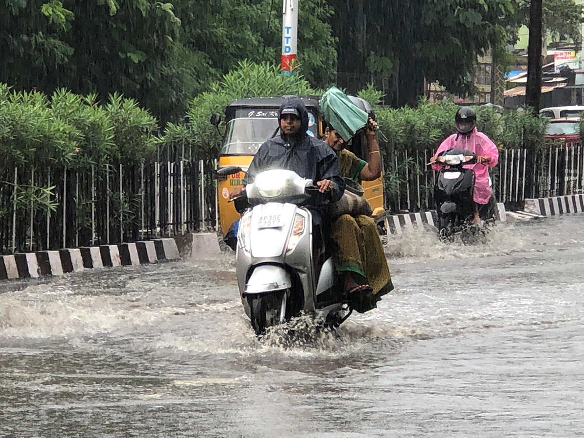 weather_20update_20_20heavy_20rain_20in_20tirupati__20_2812_29.jpg 12