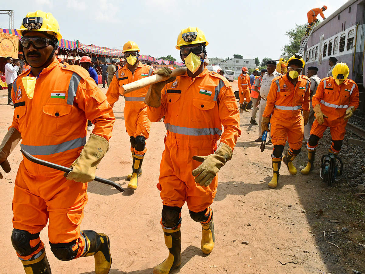 Train_20accident_20mock_20drill_20at_20Simhachalam_20railway_20station__20_2811_29.jpg 11