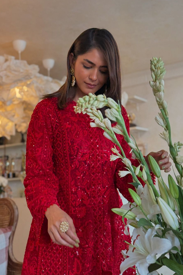 Mrunal-Thakur-1.jpg 3