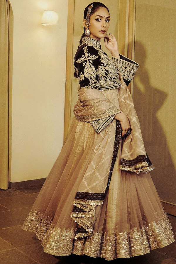 Mrunal-Thakur-15.jpg 16