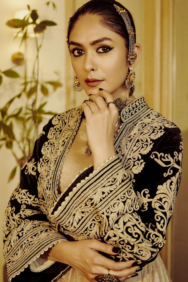 Mrunal-Thakur-17.jpg 18