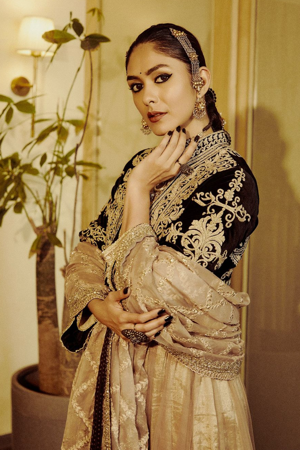 Mrunal-Thakur-18.jpg 19