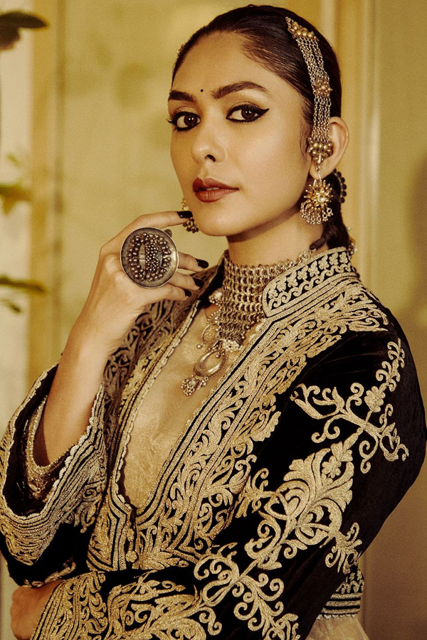 Mrunal-Thakur-19.jpg 20