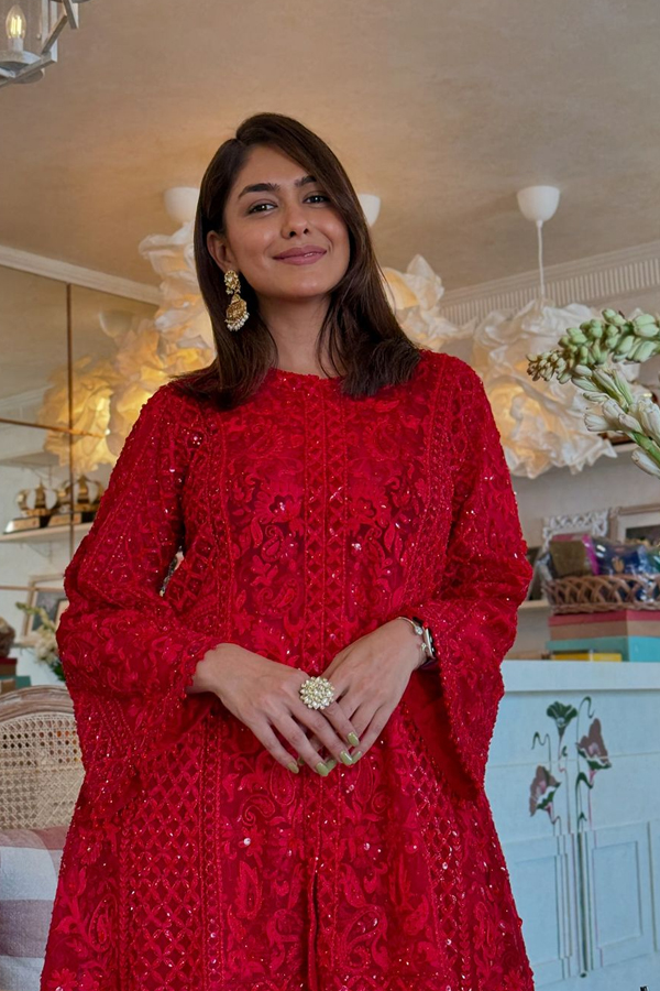 Mrunal-Thakur-2.jpg 4