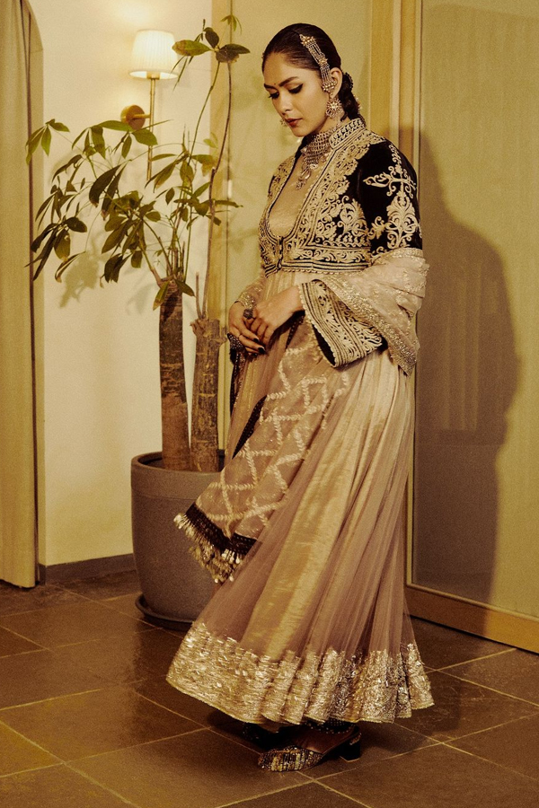 Mrunal-Thakur-20.jpg 21