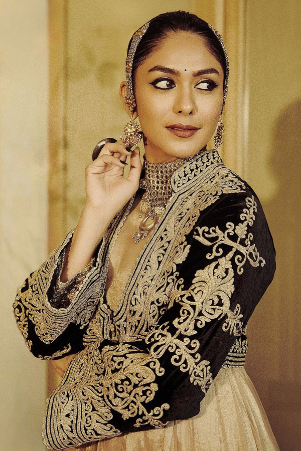 Mrunal-Thakur-21.jpg 22