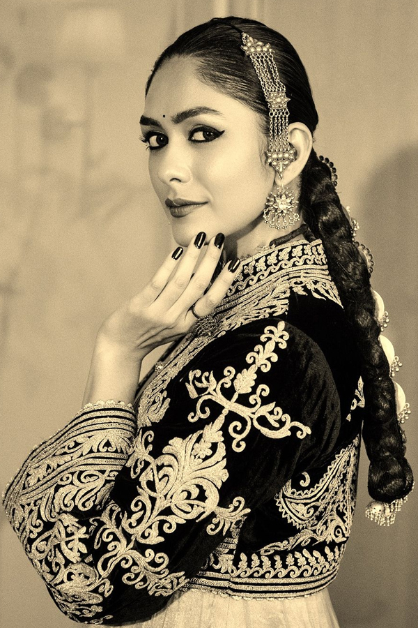 Mrunal-Thakur-22.jpg 23