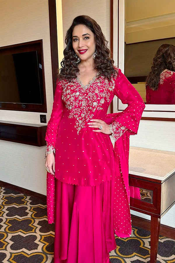 Star_20actress_20Madhuri_20Dixit_20shares_20_20magical_20Photos_20in_20black_20saree_20Photos_20_281_29.jpg 8