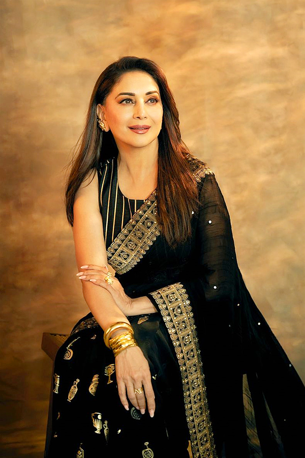 Star_20actress_20Madhuri_20Dixit_20shares_20_20magical_20Photos_20in_20black_20saree_20Photos_20_283_29.jpg 2