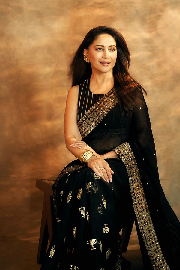 Star_20actress_20Madhuri_20Dixit_20shares_20_20magical_20Photos_20in_20black_20saree_20Photos_20_284_29.jpg 3