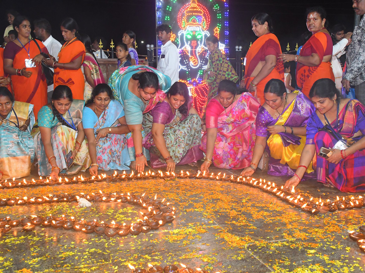 karthika_20masam_20celebrations_20in_20srisailam_20temple_24.jpg 18