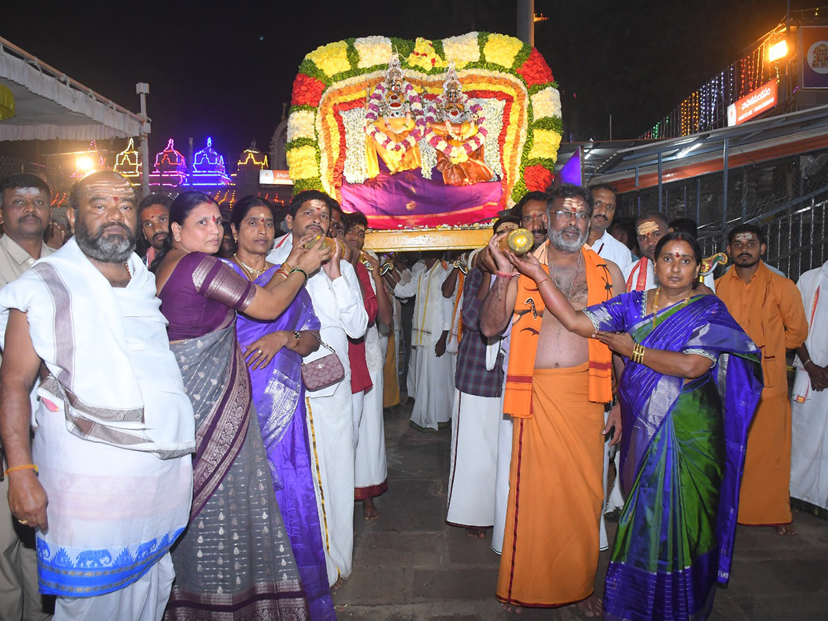 karthika_20masam_20celebrations_20in_20srisailam_20temple_30.jpg 22