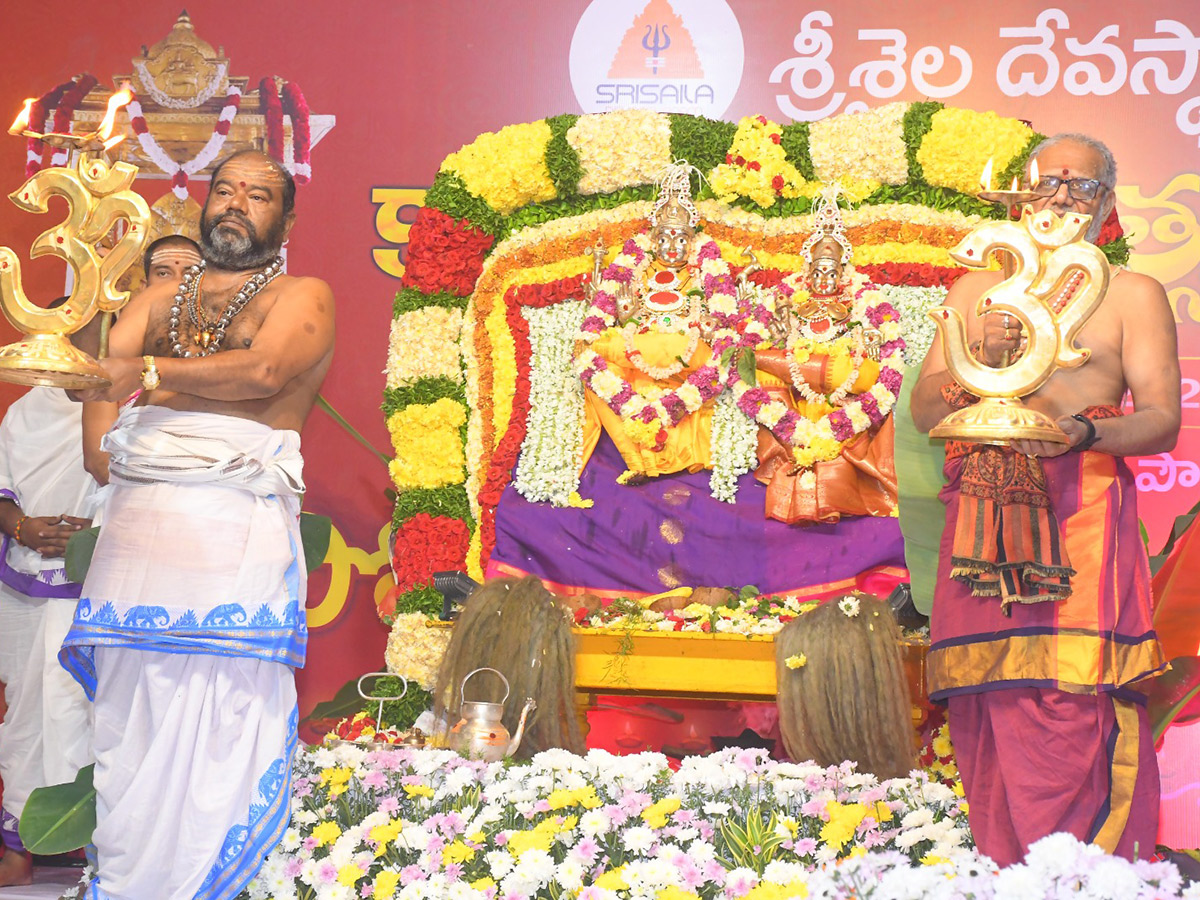 karthika_20masam_20celebrations_20in_20srisailam_20temple_6.jpg 5