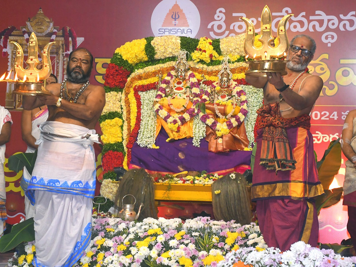 karthika_20masam_20celebrations_20in_20srisailam_20temple_9.jpg 7