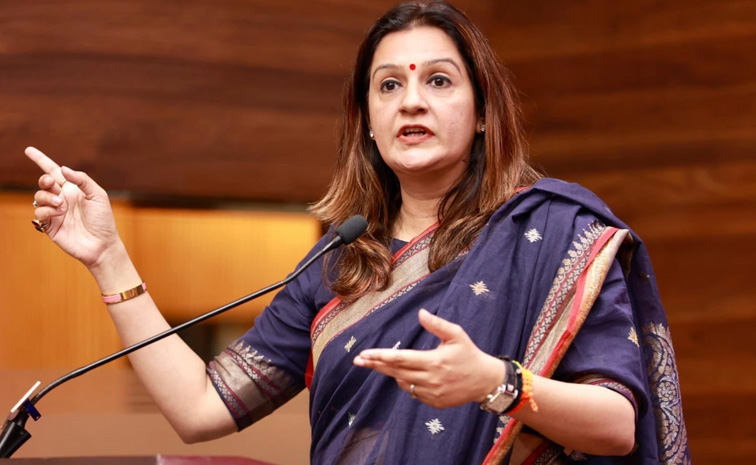 priyanka-chaturvedi-akshay-.jpg