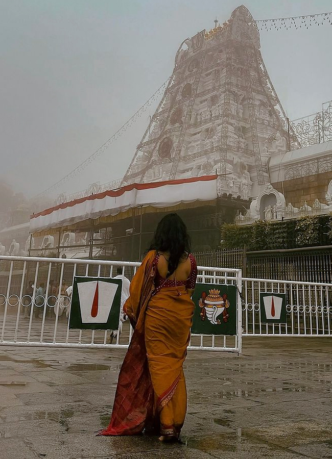 Alekya_20Harika_20visited_20to_20tirumala2.jpg 3