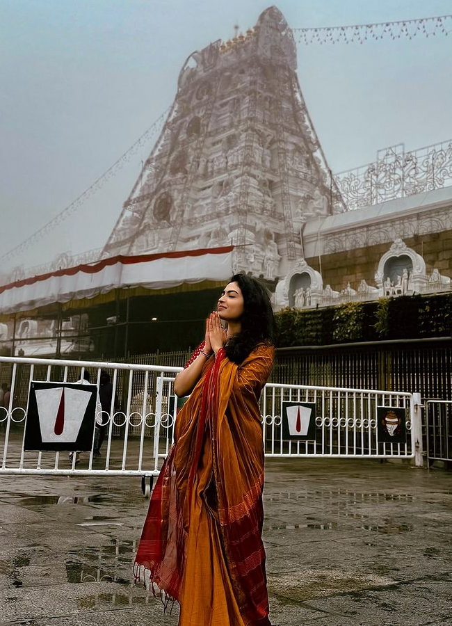 Alekya_20Harika_20visited_20to_20tirumala9.jpg 10