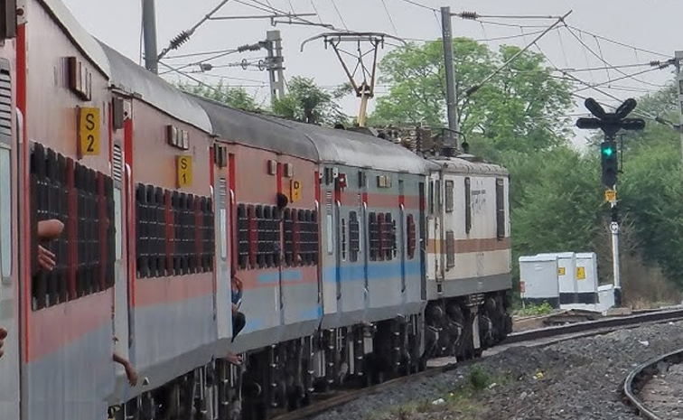 SC_Railways_Trains_Peddapal.jpg