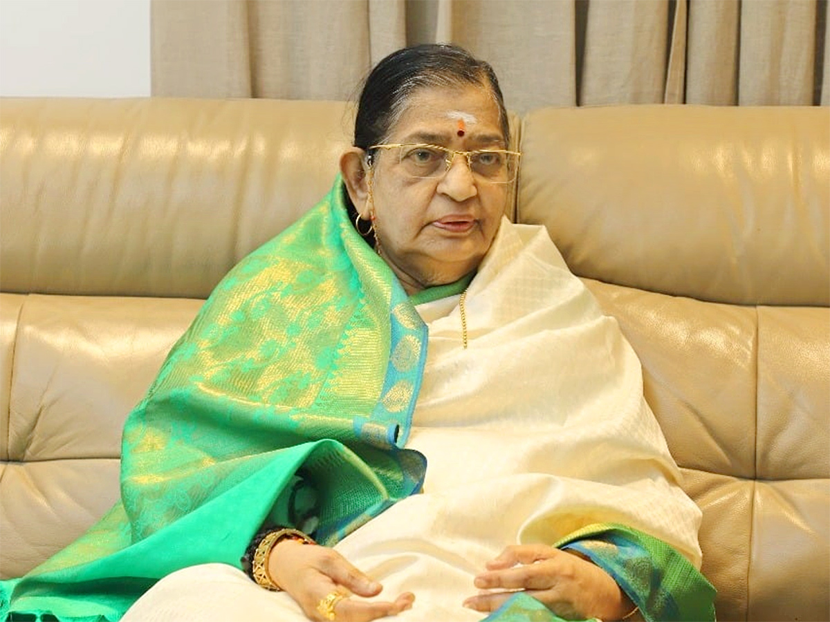 Singer_20P_20Susheela_20Birthday_20Special_20Facts_20Telugu__20_283_29.jpg 4