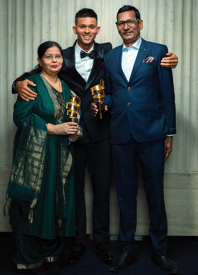 Yashasvi_20Jaiswal_20Award3.jpg 4