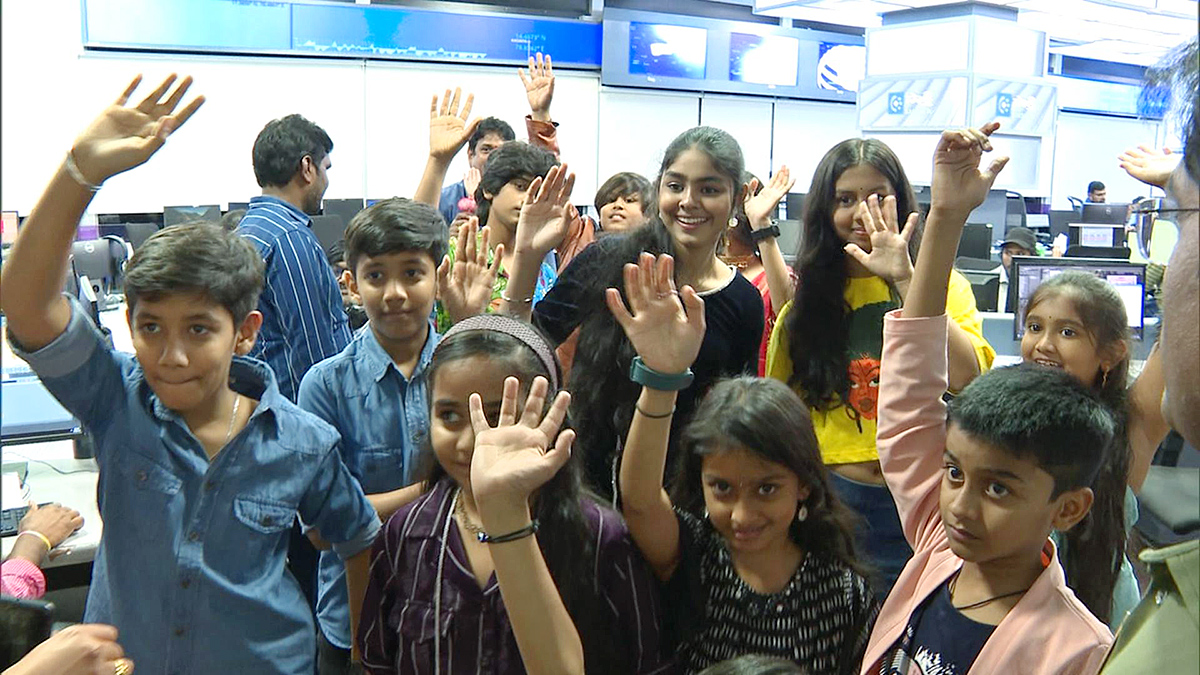 Children_26_23039_3Bs_20Day_20Special_20_20Sakshi_20Little_20Stars_20at_20Sakshi_20Tv_5_0.jpg 4