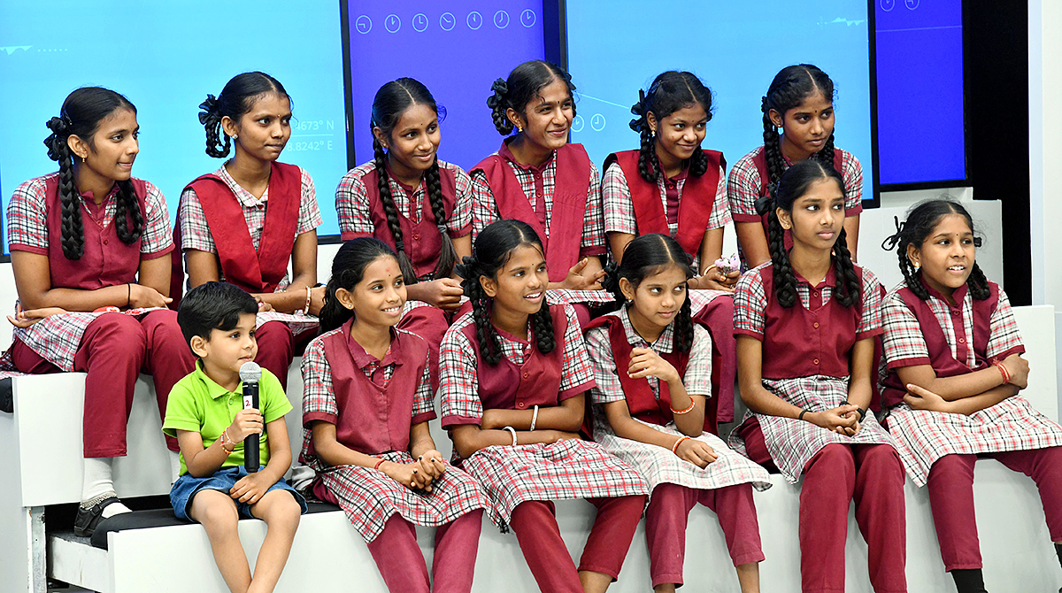 Children_26_23039_3Bs_20Day_20Special_20_20Sakshi_20Little_20Stars_20at_20Sakshi_20Tv_8_1.jpg 7