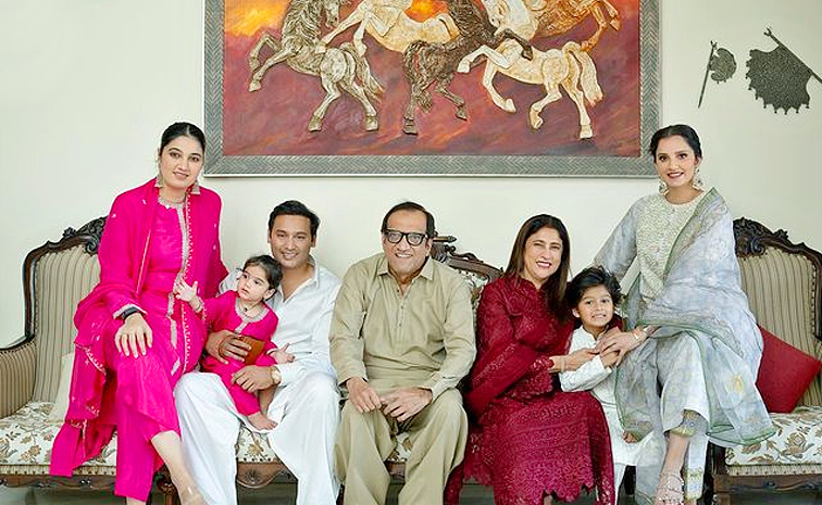 Sania_20Mirza_20Birthday.._20Shares_20sweet_20tribute_20to_20her_20MOther_20On_20Social_20Media_20Goes_20Viral_20on_20Her_20Birthday_20_2812_29.jpg 13