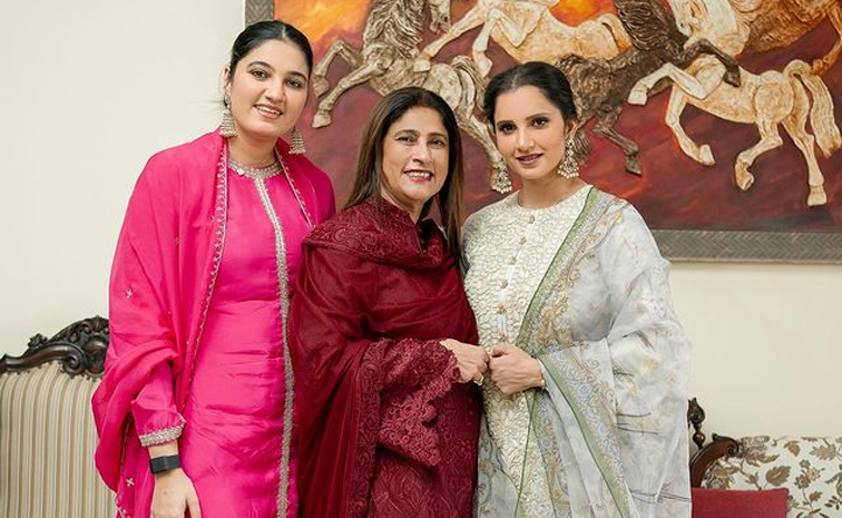 Sania_20Mirza_20Birthday.._20Shares_20sweet_20tribute_20to_20her_20MOther_20On_20Social_20Media_20Goes_20Viral_20on_20Her_20Birthday_20_2813_29.jpg 14