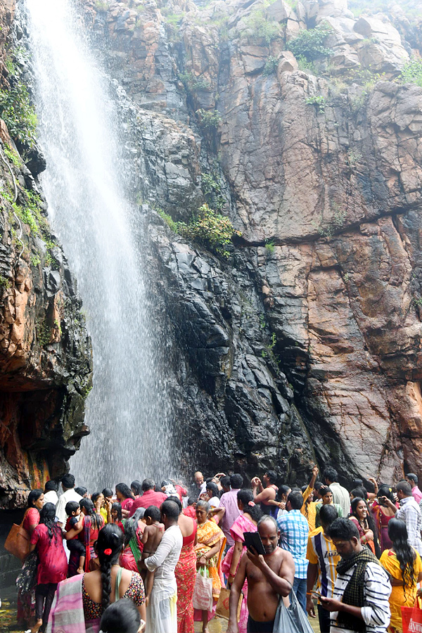 Tirupati_20_20Hugue_20Devotees_20throng_20Siva_20temples_20on_20Karthika_20Pournami_20day_20Photos_20_2810_29_0.jpg 10